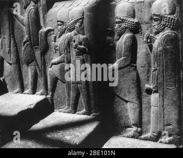 Les porteurs d'hommage dans un escalier de secours le long de la partie nord de la salle du Conseil (Tripylon), dans l'ancienne capitale de Perisan Persepolis, Iran, datant d'environ 500 avant J.-C.. Banque D'Images