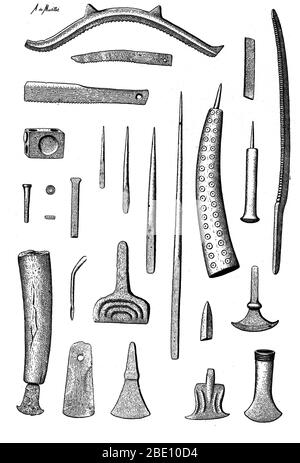 Outils européens de l'âge du bronze tardif, tels que marteaux, burins, gouges et scies, c. 3200 à 600 av. J.-C. Banque D'Images