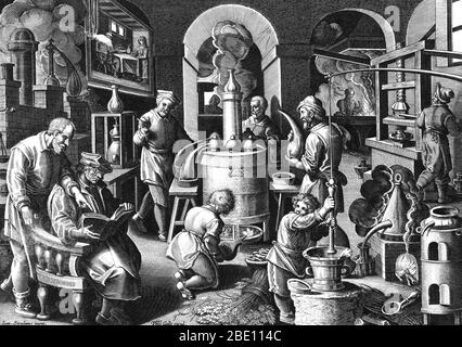 Illustration des travailleurs dans une usine de distillerie, c. 1580-1605. Au premier plan, deux hommes consultent un livre. D'autres effectuent le processus de distillation. L'invention de la distillation est la septième plaque d'une série imprimée intitulée Nova Reperta (Nouvelles inventions du temps moderne), composée d'une page de titre et de 19 plaques, gravées par Jan Collaert I, après Jan van der Straet, appelée Stradanus, et publiée par Philips Galle. Banque D'Images