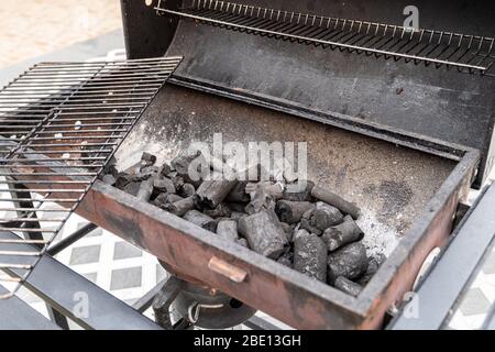 Grand barbecue extérieur grill poêle en métal sur l'arrière-cour. Banque D'Images
