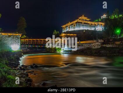 Fort de Paro magnifiquement éclairé pendant la nuit par le paro rivière bhoutan Banque D'Images