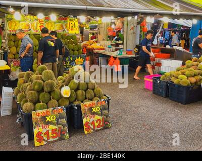 Le stand de fruits de Singapour vend une grande variété de duriens. Durian est un fruit populaire et délicieux dans les pays d'Asie du Sud-est. Banque D'Images