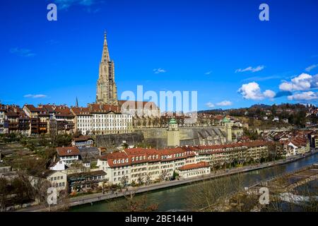 Vue sur la vieille ville avec les Minster et Aare de Berne, Berne, Canton de Berne, Suisse Banque D'Images