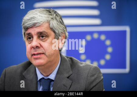 (200411) -- BEIJING, 11 avril 2020 (Xinhua) -- le ministre portugais des Finances et le président de l'Eurogroupe Mario Centeno assistent à la conférence de presse d'une réunion vidéo de l'Eurogroupe à Lisbonne, Portugal, 9 avril 2020. Jeudi soir, les ministres des Finances de l'Eurogroupe ont scellé un paquet financier d'une valeur de demi-billions d'euros pour aider la zone euro des 27 nations à s'attaquer aux retombées de la pandémie de COVID-19, mais ont mis de côté des propositions de certains pays comme la France et l'Italie d'emprunter une dette commune, ou des euro-obligations. (Union européenne/document de travail via Xinhua) Banque D'Images