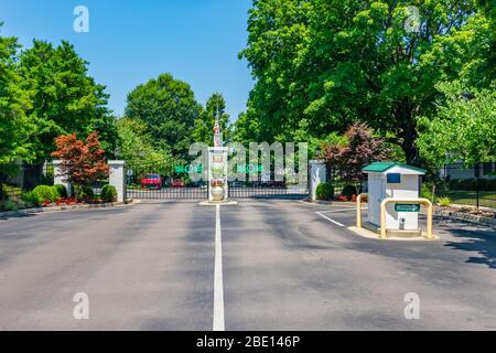 Entrée fermée au quartier suburbain haut de gamme de Midwest America Banque D'Images