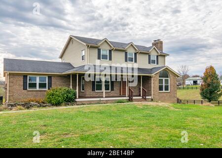 Maison américaine de classe moyenne de deux étages Banque D'Images