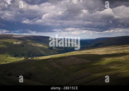En regardant à travers un paysage de Yorkshire aride sous un ciel nuageux. Banque D'Images