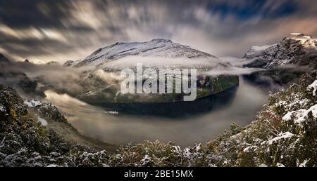 Panorama des montagnes enneigées d'hiver et de la forêt autour du fjord de Geiranger en Norvège. Banque D'Images