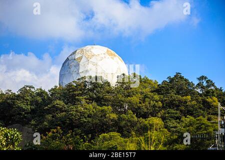 Une station radar blanche et en forme de boule en haut d'une colline Banque D'Images