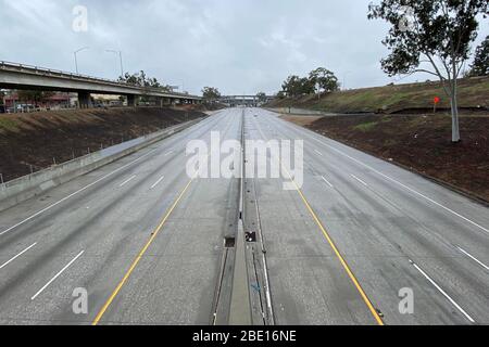 Los Angeles, États-Unis. 9 avril 2020. Los Angeles, États-Unis. 09 avril 2020: Vue générale du trafic clairsemé sur l'autoroute Interstate 710 au milieu de la pandémie mondiale de coronavirus COVID-19, jeudi 9 avril 2020, à Los Angeles. (Photo de IOS/Espa-Images) crédit: Agence européenne de photo sportive/Alay Live News Banque D'Images