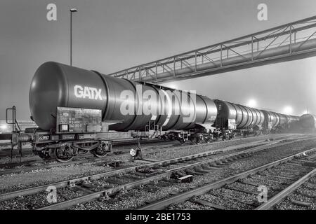 ANVERS-JAN. 25, 2020. Scène nocturne brumeuse avec la gare Port d'Anvers. Les 10 plus grands producteurs de produits chimiques au monde sont présents à Anvers. Banque D'Images