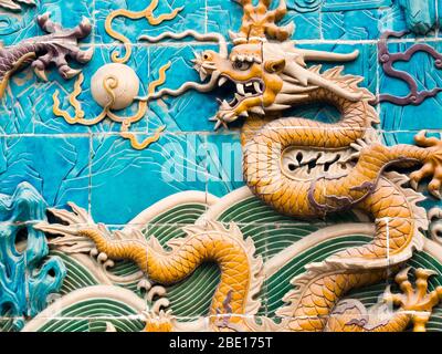 Dragon chinois sur le mur de neuf-Dragon dans le parc Beihai, Beijing Banque D'Images