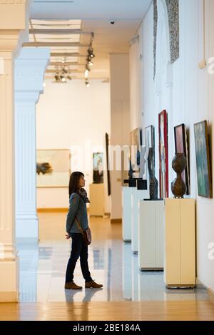 Une femme asiatique en solo admire des œuvres d'art au Musée national des Arts du Bélarus à Minsk, en Biélorussie. Banque D'Images