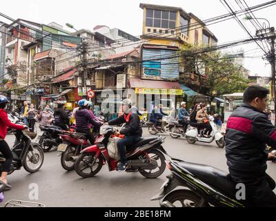 Hanoi, Vietnam - 7 mars 2016 : trafic de rue dans le vieux quartier Banque D'Images