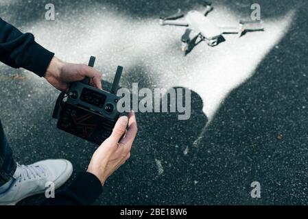 Télécommande drone. Télécommande en mains MAN. L'homme tient la télécommande avec ses mains et contrôle la drone Banque D'Images