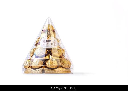 Melbourne, Australie vers février 2020 : boîte de chocolat conique de Noël de Ferrero Rocher isolée sur blanc avec espace de copie Banque D'Images