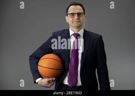 Homme Bel Dans Le Costume Avec La Boule De Basket-ball Image stock - Image  du beau, mode: 100329525