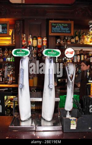 Dublin / Irlande - 01 août 2013: Le pub à Dublin, Irlande Banque D'Images