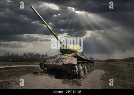 Ancien réservoir soviétique T-34 de la seconde Guerre mondiale, courir sur le champ d'herbe en rayons du soleil. Banque D'Images