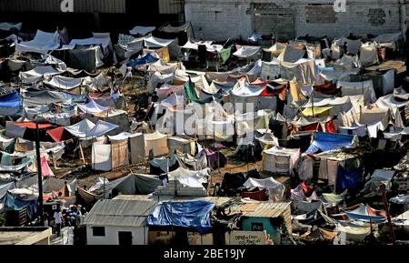 Une vue aérienne du centre-ville de Port-au-Prince le 24 janvier 2010 en Haïti. Faire passer les refuges sont érigés à l'extérieur tout au long de la dévastation. (U.S. Air Force photo par le Sgt. Jeremy Lock) (Sortie) Banque D'Images