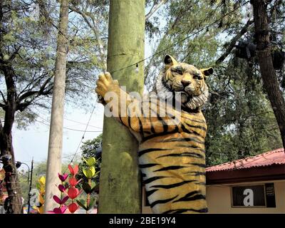 Réplique mortelle d'un lion rayé debout tenant l'arbre à la foire artisanale de Surajkund, Faridabad, Inde Banque D'Images