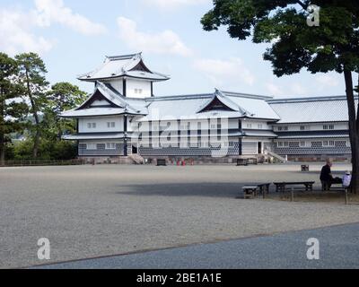 Kanazawa, Japon - 28 septembre 2015 : les visiteurs pique-nient sur le terrain du château historique de Kanazawa Banque D'Images