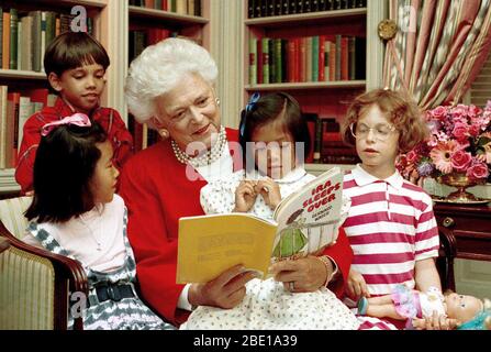 Mme Barbara Bush lit aux enfants dans la bibliothèque de la Maison Blanche, 24 Nov 90. (24 juillet 1990) Banque D'Images