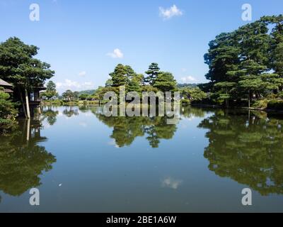 Kanazawa, Japon - 28 septembre 2015 : bassin de Kasumi dans le jardin de Kenrokuen Banque D'Images