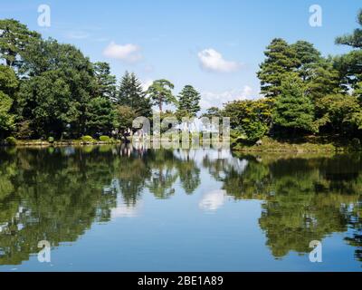 Kanazawa, Japon - 28 septembre 2015 : bassin de Kasumi dans le jardin de Kenrokuen Banque D'Images