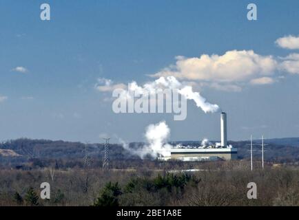 Le comté de Montgomery, MD co-generating facility (pile blanc et bâtiment). Incinérateur de déchets municipaux et de co-produire de l'électricité. Banque D'Images