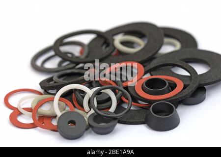 Plusieurs bagues d'étanchéité devant un fond blanc Banque D'Images