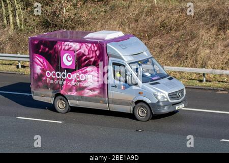 Ocado Cabbage Van liby & Morrisons supermarché service de livraison d'épicerie des véhicules de magasin de nourriture; livraison en ligne de parc de livraison, livraison, épicerie et les articles de ménage essentiels à Preston Royaume-Uni Banque D'Images