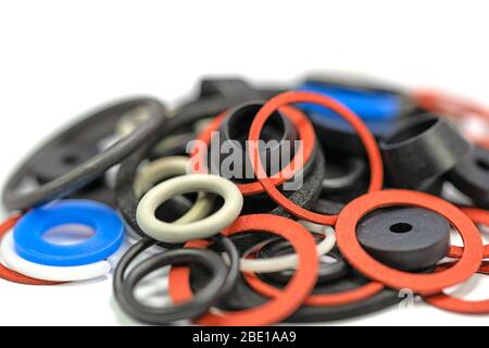 Plusieurs bagues d'étanchéité devant un fond blanc Banque D'Images