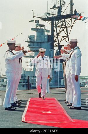 Sideboys salute comme le général Colin Powell, USA, président, Comité des chefs d'état-major, arrive pour la cérémonie de changement de commandement au cours de laquelle Adm. Leon A. Edney remplacera Adm. Frank B. Kelso II en tant que commandant en chef des États-Unis, de l'Atlantique. La cérémonie a lieu à bord du porte-avions USS John F. Kennedy (CV-67). Plus tard dans la journée, Kelso assumera le poste de chef des opérations navales du SMA. Carlisle A.H. Trost lors d'une cérémonie à l'académie navale des États-Unis. Banque D'Images