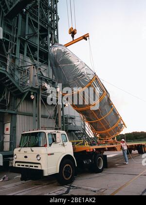 Centre spatial Kennedy, Floride. -- D'arriver tôt le matin au pad 17A, Cap Canaveral Air Station, le carénage pour Deep Space 1 est levé sur le chariot avant d'être porté à sa place sur la fusée Boeing Delta 7326 qui sera lancé le 15 octobre 1998. Banque D'Images