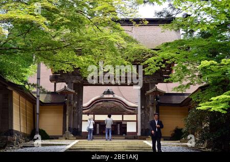 Mont Koya, Japon - 13 juin 2011: Visiteurs à l'entrée du temple Kongobu-ji Banque D'Images