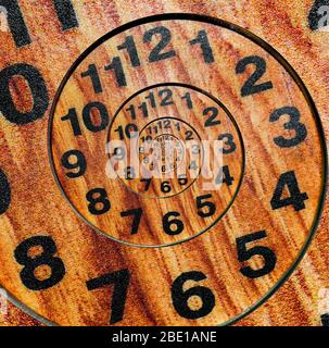 Horloge à débordement en bois avec courbes en spirale infinies. Cycles de temps. Banque D'Images