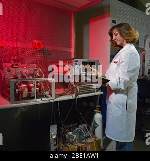 (27 juin 1991) --- technicien JSC Tacey Prewitt vérifie les progrès sur un bioréacteur dans l'expérience des sciences de la vie de JSC Bldg 37 Laboratoire Laboratoire de biotechnologie. Matériel similaire est prévue pour l'essai à bord d'Atlantis, Véhicule orbiteur (VO) 104, au cours de la mission STS-44. Banque D'Images