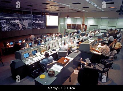 Vue d'ensemble de l'activité dans la salle de contrôle des opérations de mission dans le centre de contrôle de mission, Édifice 30, le premier jour de la mission de l'espace Apollo 7. Banque D'Images