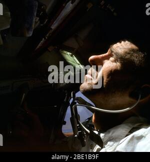 (11-22 octobre 1968) --- L'astronaute Walter Cunningham, pilote du module lunaire Apollo 7, est photographié au cours de la mission Apollo 7. Banque D'Images