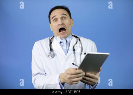 Portrait du médecin adulte effrayé. L'homme a ouvert sa bouche large et se demande Banque D'Images