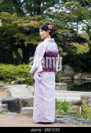 Kyoto, Japon - 30 septembre 2015 : jeune fille vêtue de kimono coloré dans le parc Maruyama Banque D'Images