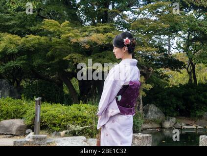 Kyoto, Japon - 30 septembre 2015 : jeune fille vêtue de kimono coloré dans le parc Maruyama Banque D'Images