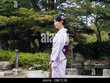 Kyoto, Japon - 30 septembre 2015 : jeune fille vêtue de kimono coloré dans le parc Maruyama Banque D'Images