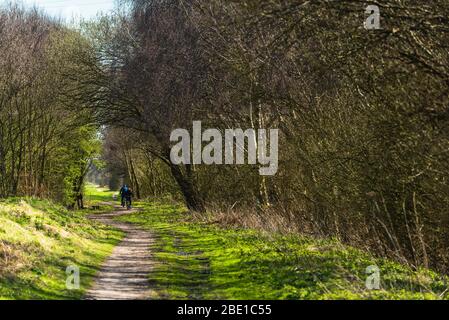 Cyclistes sur le sentier Cheshire Lines, West Lancashire, qui fait partie du sentier Trans-Pennine Banque D'Images