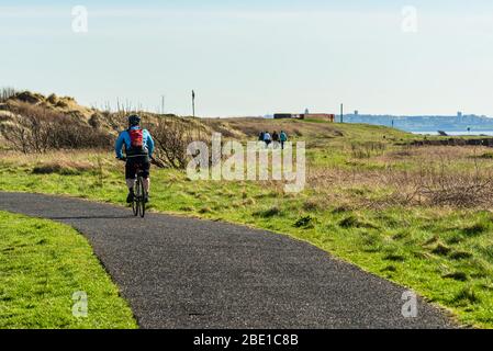 Cyclistes sur le sentier côtier, partie de la route circulaire de Sefton, à Crosby, Merseyside Banque D'Images