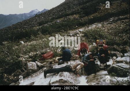 Juillet 1975 - Les Randonneurs verre Kalulutok Creek en route pour passer à la rivière Noatak Banque D'Images