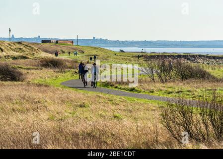 Cyclistes sur le sentier côtier, partie de la route circulaire de Sefton, à Crosby, Merseyside Banque D'Images