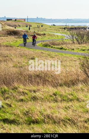 Cyclistes sur le sentier côtier, partie de la route circulaire de Sefton, à Crosby, Merseyside Banque D'Images