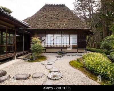Nara, Japon - 13 mars 2013: Jardin de roches japonais avec maison de thé dans le jardin d'Isuien Banque D'Images